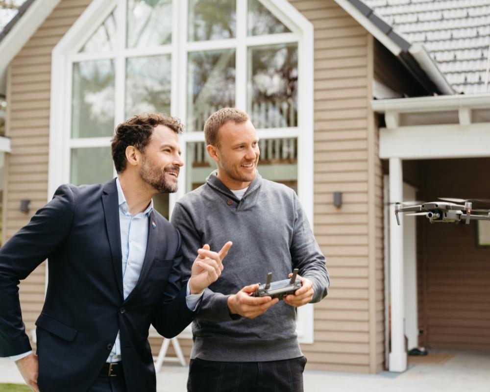 Agent przeglądający dokumenty z klientem