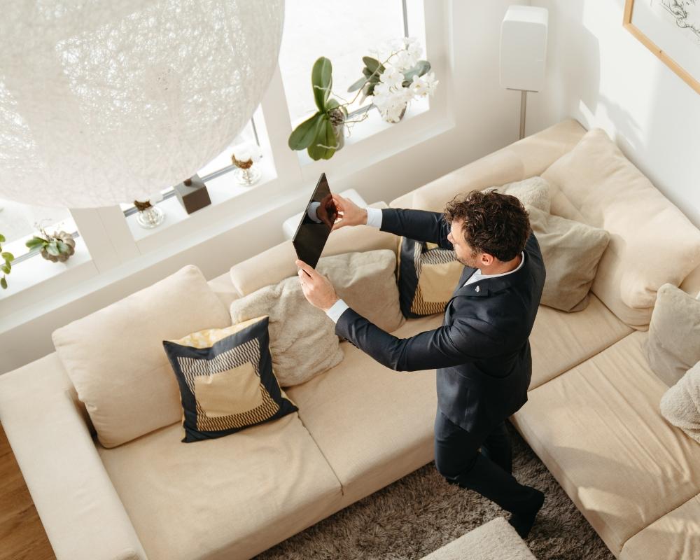 Wyciągnięta ręka trzymająca klucze z logiem REMAX