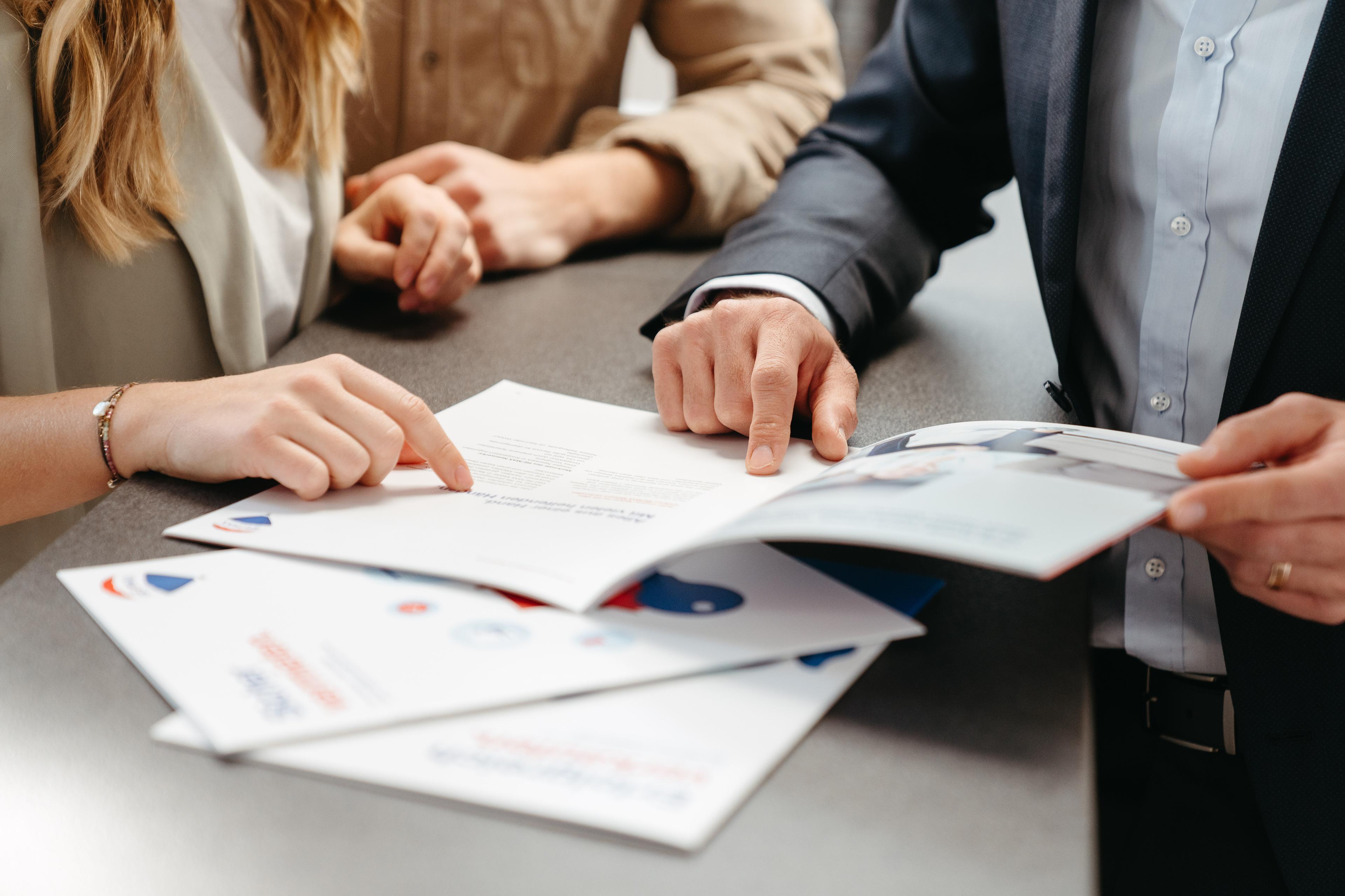 Banner stony przedstawiający agenta przedjstawiającego dokumenty klientowi