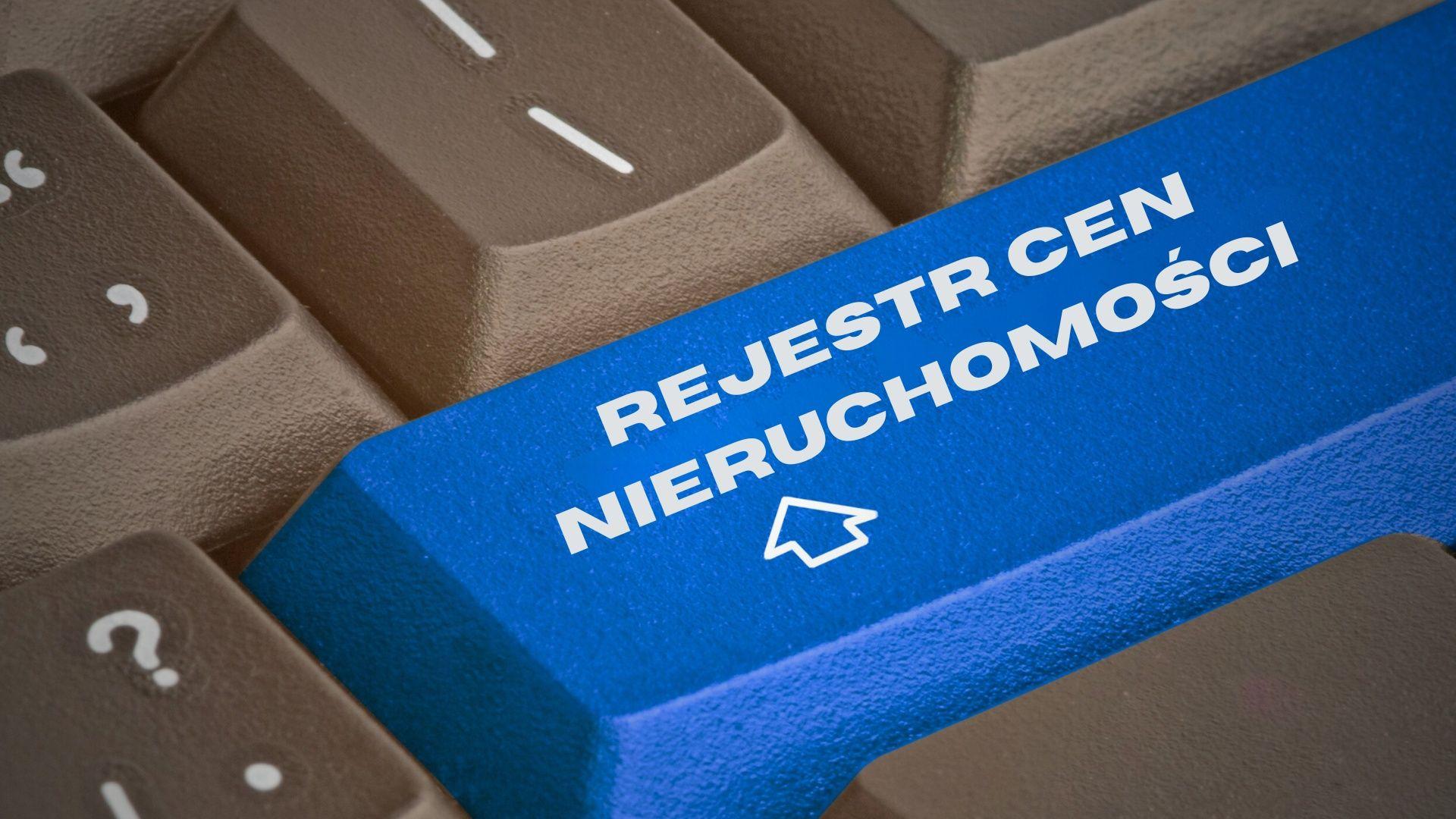 Niebieski klawisz klawiatury z napisem „Rejestr cen nieruchomości” i ikoną domu, umieszczony między brązowymi przyciskami z symbolami zapytania. Koncepcja wyszukiwania danych o cenach mieszkań i domów w internetowym rejestrze nieruchomości.